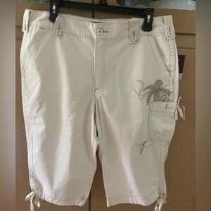 Ladies Gloria Vanderbilt capris. Size 14, new never worn.